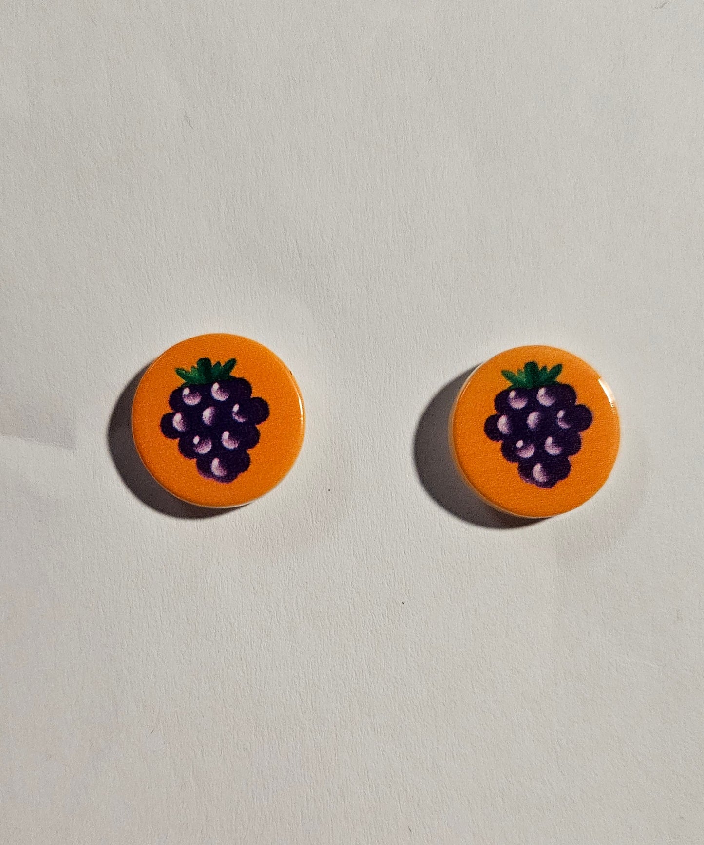 Kid's orange round earring with grapes in center