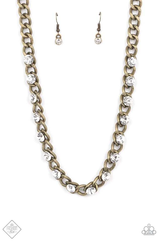 chain resulting in a dauntless display below the collar. Features an adjustable clasp closure.