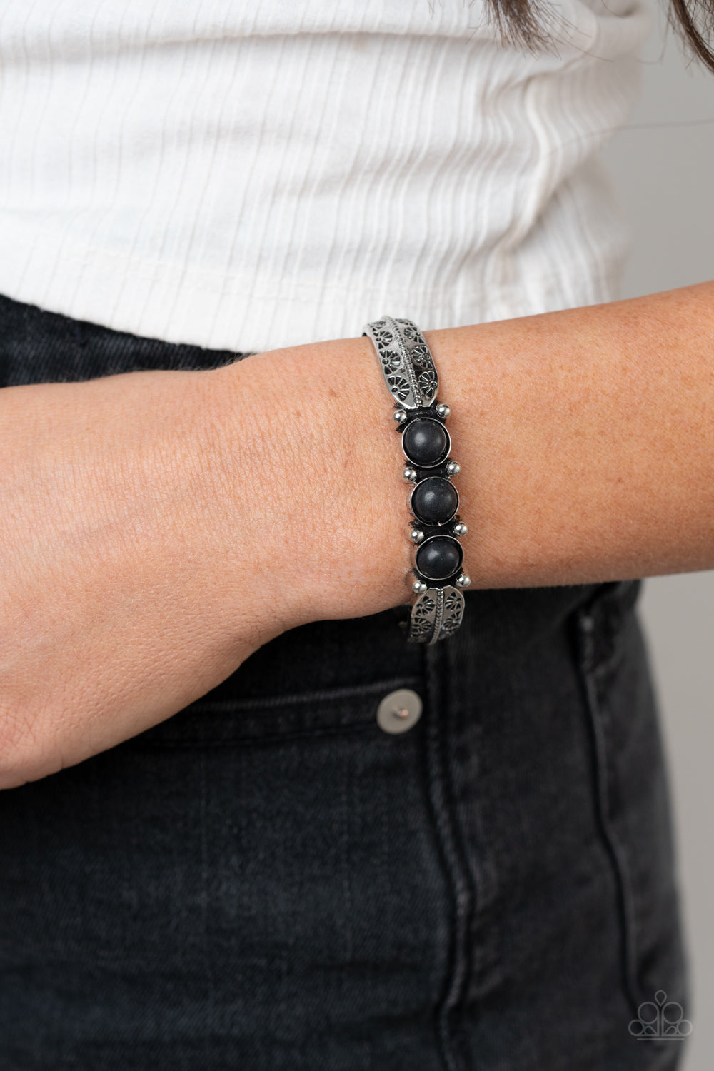 Mojave Glyphs (Black)