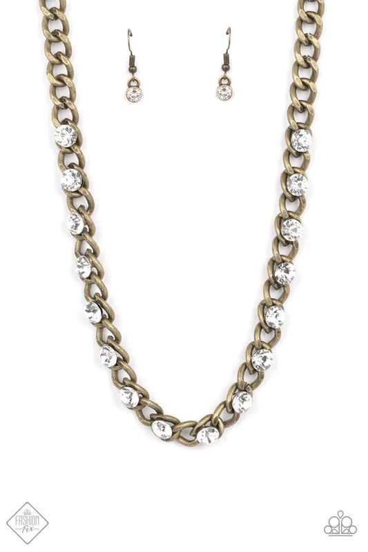 chain resulting in a dauntless display below the collar. Features an adjustable clasp closure.